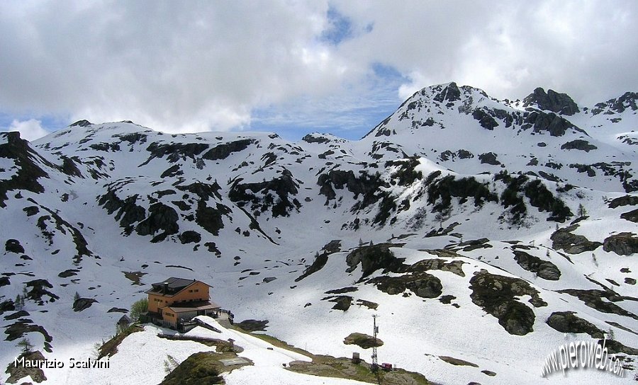 37 Il Rifugio e la sua conca.JPG